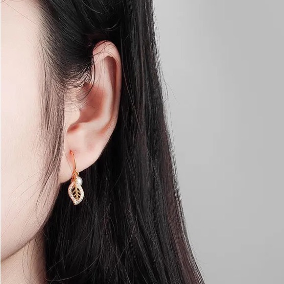 ◾️925 Sterling Silver Leaf Pearl Earrings - Picture 3 of 6